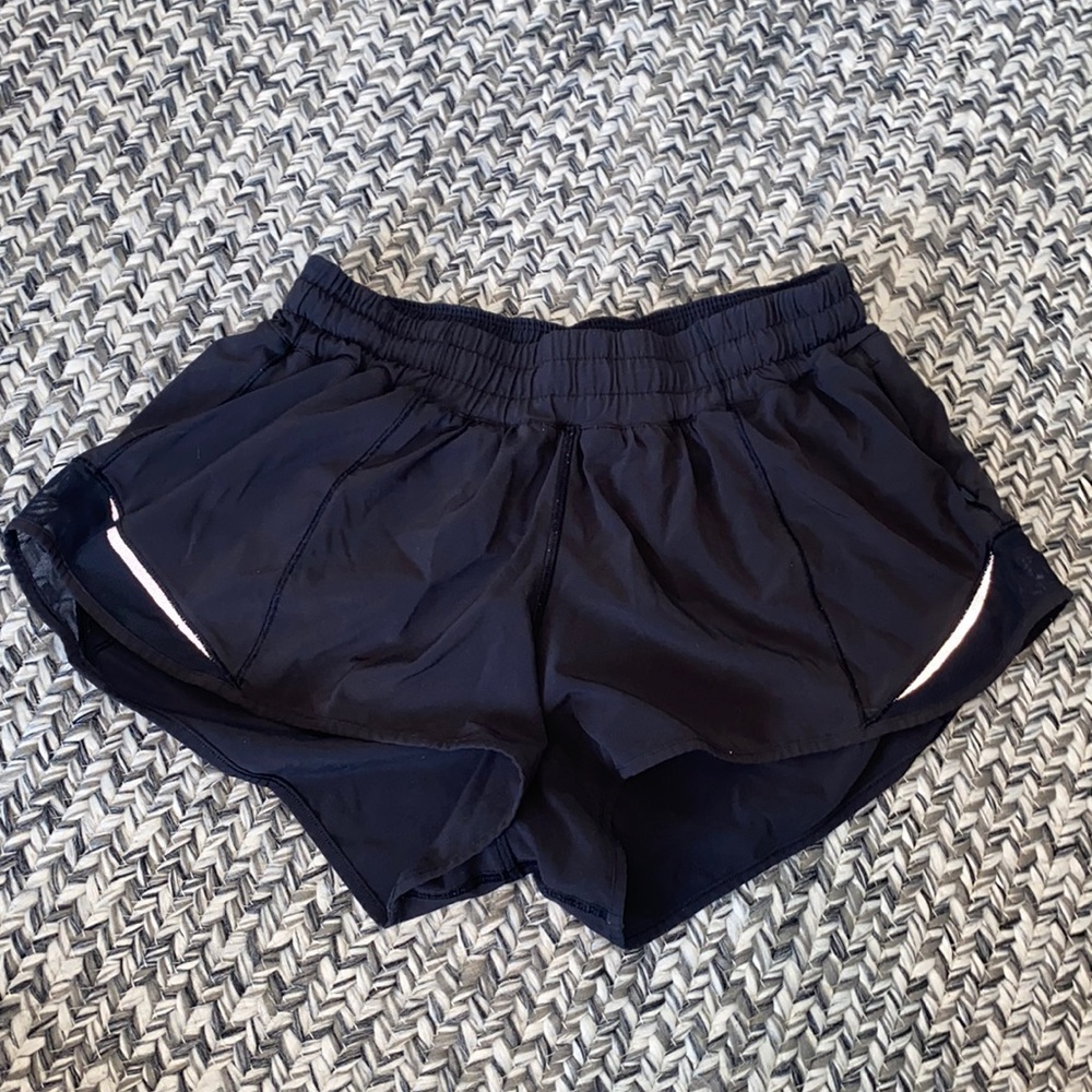 Lululemon Hotty Hot Low-Rise Lined Shorts 2.5 - black size 6